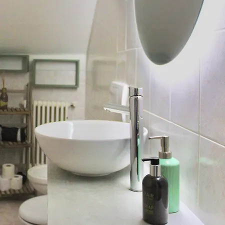 아파트 The Painter's Nest With Private Garden